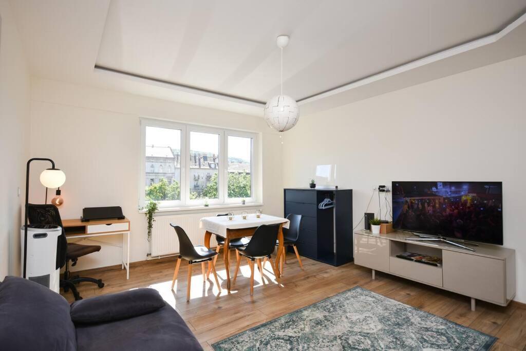Renovated Stylish Flat At The Castle&Metro Budapeste Exterior foto